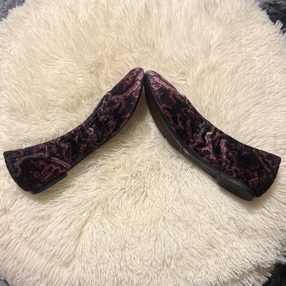 Lucky Brand Women's Black and Burgundy Flats - Picture 4 of 5